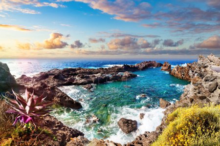 Foto de Destino turístico de la piscina de rocas de las islas canarias de Tenerife. Puesta de sol del océano y paraíso increíble. - Imagen libre de derechos