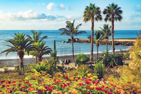 Panorama del atardecer costa del pueblo en Tenerife. Monumento y turismo en Canarias. Playas de España.