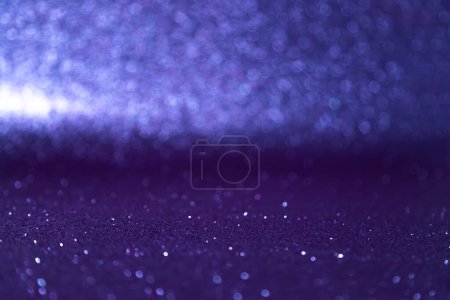 Téléchargez les photos : Fond de lumières à paillettes violettes. focalisation déconcentrée et douce.Belle lumière brillante abstraite et fond pailleté. - en image libre de droit