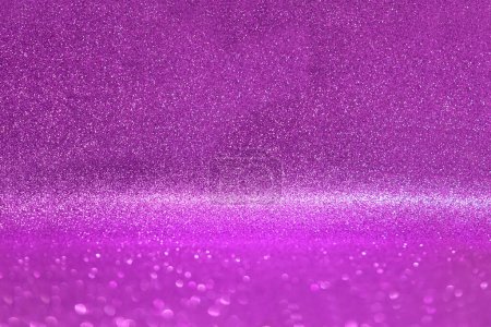 Foto de Color púrpura brillo luces fondo. foco desenfocado y suave.Hermosa luz brillante abstracta y fondo de brillo. - Imagen libre de derechos