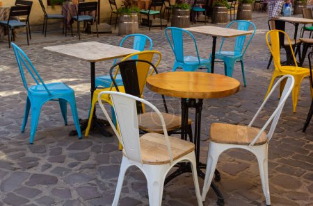 Téléchargez les photos : Rue confortable avec des tables de café à Lviv, Ukraine. Café de rue d'été. - en image libre de droit