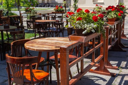 Téléchargez les photos : Rue confortable avec des tables de café à Lviv, Ukraine. Café de rue d'été. - en image libre de droit