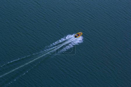 Téléchargez les photos : A top-down view of the speed of a motorboat sailing on water. - en image libre de droit