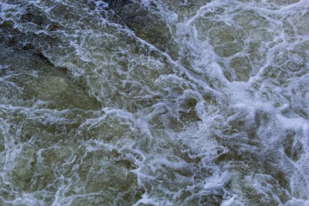 Foto de Detalle de cerca de los rápidos feroces del río de agua blanca de un río limpio de color verde profundo que forma un fondo texturizado. - Imagen libre de derechos