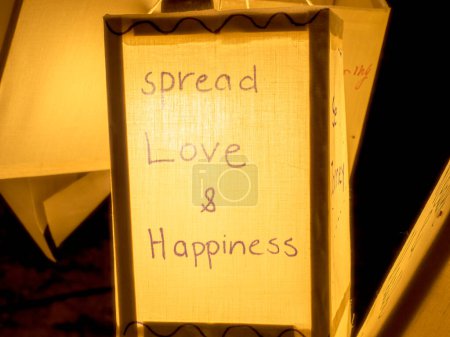 Téléchargez les photos : Les touristes écrivent leurs sentiments sur des lanternes en tissu. répandre l'amour et l'hépatite. Tha Phae Gate, Chiang Mai, Thaïlande. Loy Krathong Festival. Festival Yi Peng. - en image libre de droit