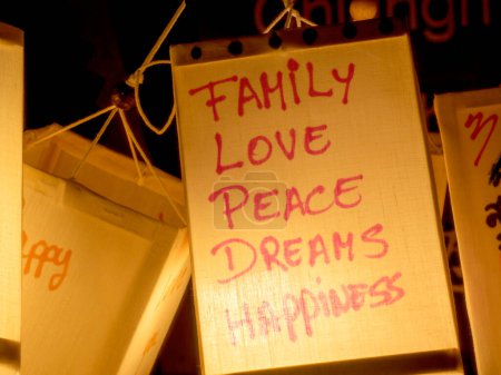 Téléchargez les photos : Les touristes écrivent leurs sentiments sur des lanternes en tissu. famille amour paix rêves bonheur. Tha Phae Gate, Chiang Mai, Thaïlande. Loy Krathong Festival. Festival Yi Peng. - en image libre de droit