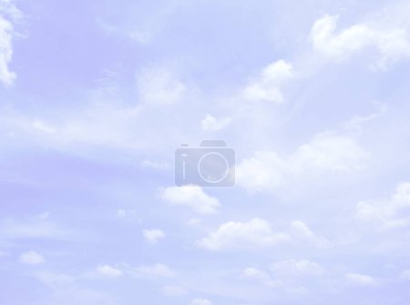 Foto de Fondo cielo suave. Bonita nube blanca en el cielo. - Imagen libre de derechos
