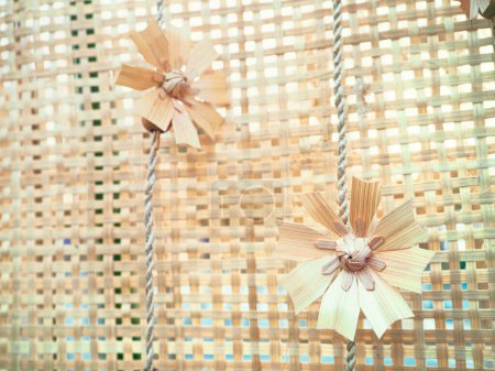 Foto de Flores hechas de bambú en bambú partido en tiras. Flores nativas tailandesas. - Imagen libre de derechos