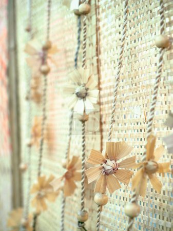 Foto de Flores hechas de bambú en bambú partido en tiras. Flores nativas tailandesas. - Imagen libre de derechos