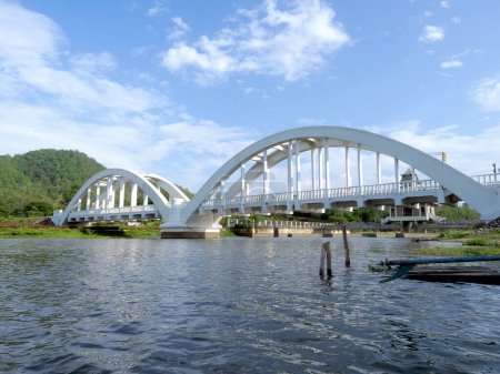 Foto de El puente blanco Tha Chomphu, Lamphun - Imagen libre de derechos