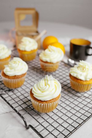 Téléchargez les photos : Cupcakes aux carottes à l'intérieur avec garniture au caramel et fromage à la crème - en image libre de droit