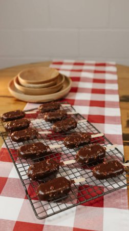 Téléchargez les photos : Gâteau au chocolat mousse esquimau rempli de garniture de fruits - en image libre de droit