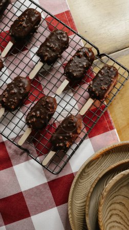 Téléchargez les photos : Gâteau au chocolat mousse esquimau rempli de garniture de fruits - en image libre de droit