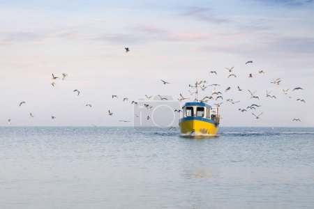 Téléchargez les photos : Homecoming : Des pêcheurs fatigués s'approchent après une dure journée. Rewal, Mer Baltique, Pologne - en image libre de droit