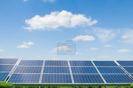 Foto de Paneles solares y puesta de sol. Paneles solares sistema generadores de energía del sol. Tecnología limpia para un futuro mejor - Imagen libre de derechos