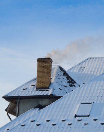 Foto de Cierre la chimenea en el techo. Invierno - Imagen libre de derechos