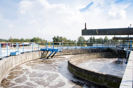 Foto de El proceso de recirculación de lodos tipo tanque de clarificador de contacto sólido en la planta de tratamiento de agua. Rewal. Polonia - Imagen libre de derechos