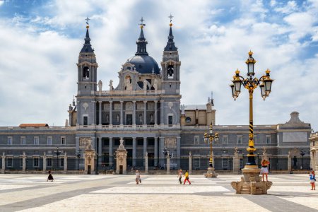 Téléchargez les photos : Vue de la cathédrale Sainte-Marie-le-Royal de La Almudena depuis la Plaza de la Armeria à Madrid, Espagne. Madrid est une destination touristique populaire d'Europe
. - en image libre de droit