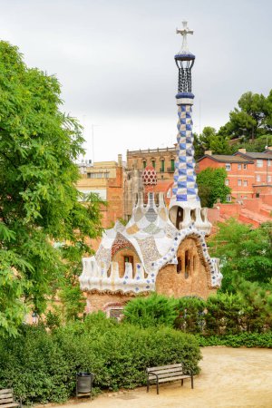 Foto de Impresionante edificio en la entrada del Parque Güell en Barcelona, España. El parque está diseñado por Antoni Gaudí. Barcelona es un destino turístico popular de Europa. - Imagen libre de derechos
