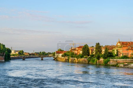 Téléchargez les photos : Vue du front de mer de la rivière Adige depuis le Ponte Navi à Vérone, Italie. Vérone est une destination touristique populaire de l'Europe
. - en image libre de droit