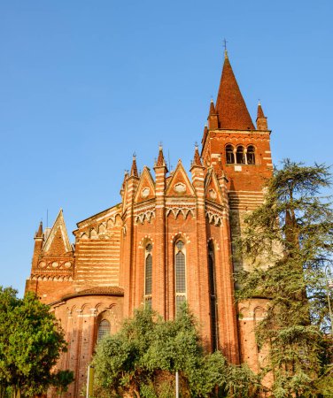 Téléchargez les photos : Vue de l'église des Saints Fermo et Rustico à Vérone, Italie. Vérone est une destination touristique populaire de l'Europe. - en image libre de droit
