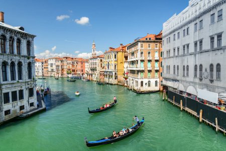 Foto de Hermosa vista del Gran Canal con góndolas desde el Puente de Rialto en Venecia, Italia. Venecia es un destino turístico popular de Europa. - Imagen libre de derechos