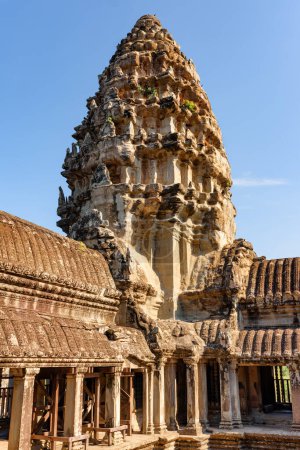 Foto de Galería superior y una de las torres en el templo principal Montaña del antiguo complejo de templos Angkor Wat en Siem Reap, Camboya. Angkor Wat es una atracción turística popular. - Imagen libre de derechos