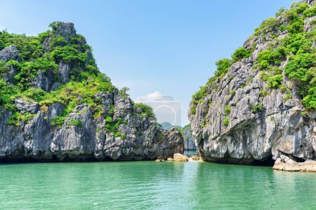 Téléchargez les photos : Azur et îles karstiques dans la baie de Ha Long dans le golfe du Tonkin de la mer de Chine méridionale, Vietnam. La baie d'Halong est une destination touristique populaire d'Asie. - en image libre de droit