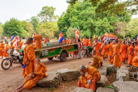 Foto de Siem Reap, Camboya - 2 de mayo de 2015: Monjes budistas en el antiguo templo Angkor Wat. Angkor Wat es un destino popular de turistas y peregrinos. - Imagen libre de derechos