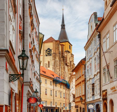 Foto de Praga, República Checa - 11 de agosto de 2014: Impresionante vista de la Iglesia de San Giles (Kostel svateho Jilji) en la Ciudad Vieja de Praga. El casco antiguo es una atracción turística popular de Europa. - Imagen libre de derechos