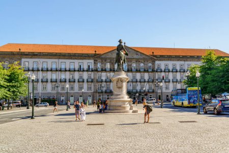 Foto de Oporto, Portugal - 16 de agosto de 2014: Vista de la Plaza de la Libertad y el Monumento al Rey Pedro IV. Oporto es un destino turístico popular de Europa. - Imagen libre de derechos