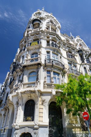 Téléchargez les photos : Madrid, Espagne - 19 août 2014 : Façade impressionnante de la maison Gallardo (Casa Gallardo). Le bâtiment étonnant est une attraction touristique populaire de l'Europe. - en image libre de droit