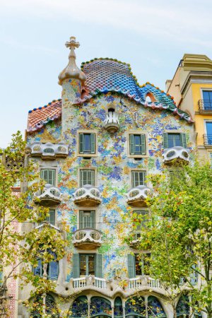 Foto de Barcelona, España - 21 de agosto de 2014: Vista colorida de Casa Batlló. El increíble edificio está diseñado por Antoni Gaudí. Casa Batllo forma parte de un Patrimonio de la Humanidad por la UNESCO. - Imagen libre de derechos