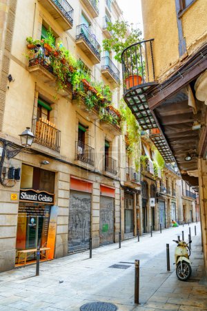 Téléchargez les photos : Barcelone, Espagne - 21 août 2014 : Vue panoramique de la rue étroite déserte. Barcelone est une destination touristique populaire d'Europe. - en image libre de droit