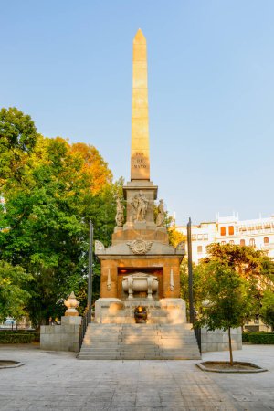 Foto de Madrid, España - 20 de agosto de 2014: Impresionante vista del Monumento a los Caídos para España (Monumento a los Héroes del Segundo de Mayo). Popularmente conocido como el Obelisco. - Imagen libre de derechos