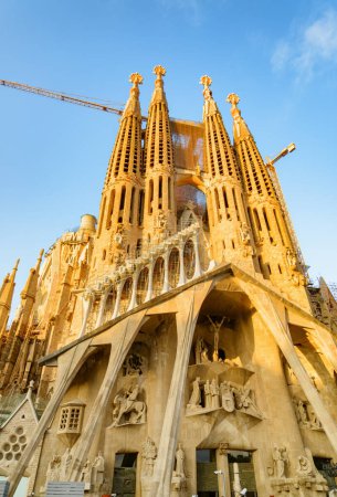 Foto de Barcelona, España - 22 de agosto de 2014: Impresionante vista de la Basílica de la Sagrada Familia. La Sagrada Familia está diseñada por Antoni Gaudí. La iglesia forma parte de un Patrimonio de la Humanidad por la UNESCO. - Imagen libre de derechos