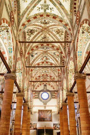 Foto de Interior de la Basílica de Santa Anastasia (Iglesia de Santa Anastasia) en Verona, Italia. - Imagen libre de derechos