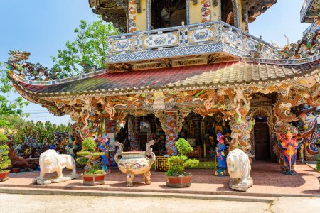 Téléchargez les photos : Da Lat, Vietnam - 20 mars 2015 : Pagode Linh Phuoc en mosaïque de verre, poterie et porcelaine dans la ville de Da Lat (Dalat), Vietnam. Da Lat est une destination touristique populaire de l'Asie. - en image libre de droit