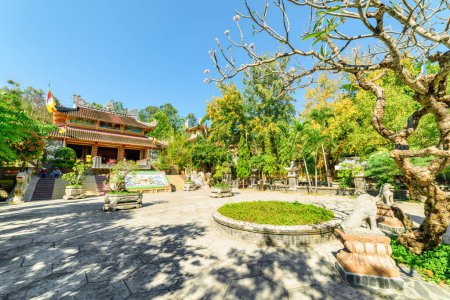 Téléchargez les photos : Nha Trang, Vietnam - 9 avril 2015 : Vue imprenable sur la pagode Long Son dans la province de Khanh Hoa. Incroyable extérieur du temple bouddhiste. La ville de Nha Trang est une destination touristique populaire d'Asie. - en image libre de droit