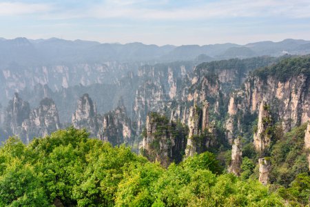 Fantastischer Blick auf natürliche Quarzsandsteinsäulen des Tianzi-Gebirges (Avatargebirge) im Zhangjiajie National Forest Park, Provinz Hunan, China. Märchenhafte Landschaft.