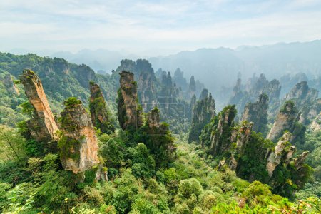 Foto de Impresionante vista de los pilares de piedra arenisca de cuarzo natural de las montañas Tianzi (montañas Avatar) en el Parque Forestal Nacional Zhangjiajie, provincia de Hunan, China. Fabuloso paisaje. - Imagen libre de derechos