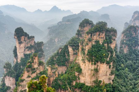 Fantastischer Blick auf natürliche Quarzsandsteinsäulen des Tianzi-Gebirges (Avatargebirge) im Zhangjiajie National Forest Park, Provinz Hunan, China. Märchenhafte Landschaft.