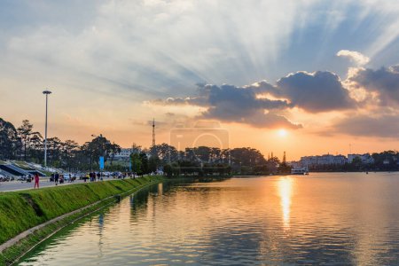 Téléchargez les photos : Vue imprenable sur le lac Xuan Huong dans le centre de Dalat au coucher du soleil, Vietnam. Dalat (Da Lat) est une destination touristique populaire de l'Asie. - en image libre de droit