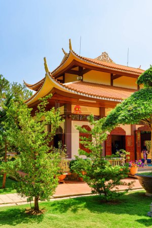 Téléchargez les photos : Vue panoramique du monastère de Truc Lam Zen à Da Lat (Dalat), Vietnam. Le temple bouddhiste zen est une destination touristique populaire d'Asie. - en image libre de droit