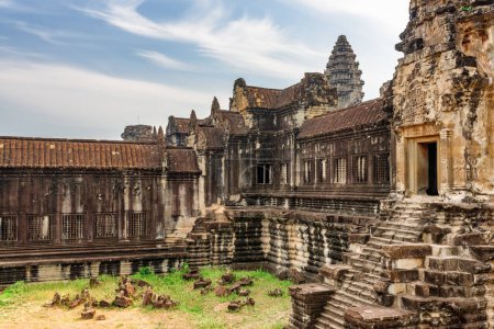 Foto de Vista del antiguo complejo de templos Angkor Wat en Siem Reap, Camboya. Angkor Wat es una atracción turística popular. - Imagen libre de derechos