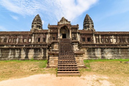 Foto de Fachada del antiguo complejo del templo Angkor Wat en Siem Reap, Camboya. Angkor Wat es una atracción turística popular. - Imagen libre de derechos