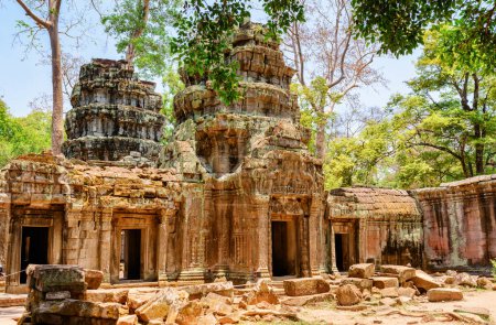 Téléchargez les photos : Mystérieuses ruines du temple Ta Prohm dans l'ancien Angkor, Siem Reap, Cambodge. Angkor est une attraction touristique populaire. - en image libre de droit