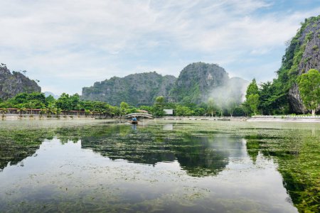 Toller Blick auf natürliche Karsttürme, die sich im Wasser des Flusses Ngo Dong am Tam Coc, Provinz Ninh Binh, Vietnam, widerspiegeln. Der Tam Coc ist eine beliebte Touristenattraktion in Asien.