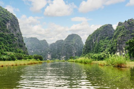 Toller Blick auf natürliche Karsttürme und den Ngo Dong Fluss am Tam Coc Teil, Provinz Ninh Binh, Vietnam. Fabelhafte Landschaft. Der Tam Coc ist eine beliebte Touristenattraktion in Asien.