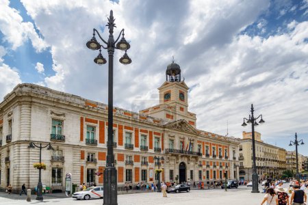 Téléchargez les photos : Madrid, Espagne - 18 août 2014 : Vue panoramique de la Maison Royale de la Poste (Real Casa de Correos) à la Place Puerta del Sol. Madrid est une destination touristique populaire d'Europe. - en image libre de droit